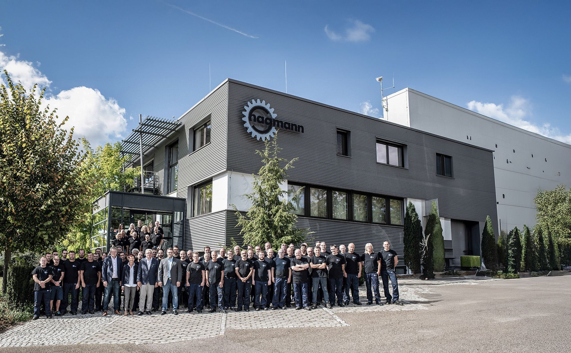 Die Belegschaft der Hagmann Zahnradfabrik vor dem Firmengebäude